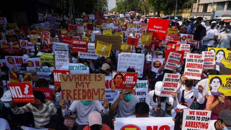 Los manifestantes sostienen carteles mientras participan en una protesta contra el golpe militar frente a la embajada de Indonesia en Rangún, Birmania, el 24 de febrero de 2021. (Sai Aung Main / AFP vía Getty Images)