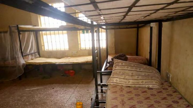 Esta fotografía tomada el 26 de febrero de 2021 muestra el dormitorio de la escuela abandonado después de que más de 300 escolares fueran secuestradas por bandidos, en Jangede, estado de Zamfara en el noroeste de Nigeria. (Habibu Iliyasu / AFP a través de Getty Images)