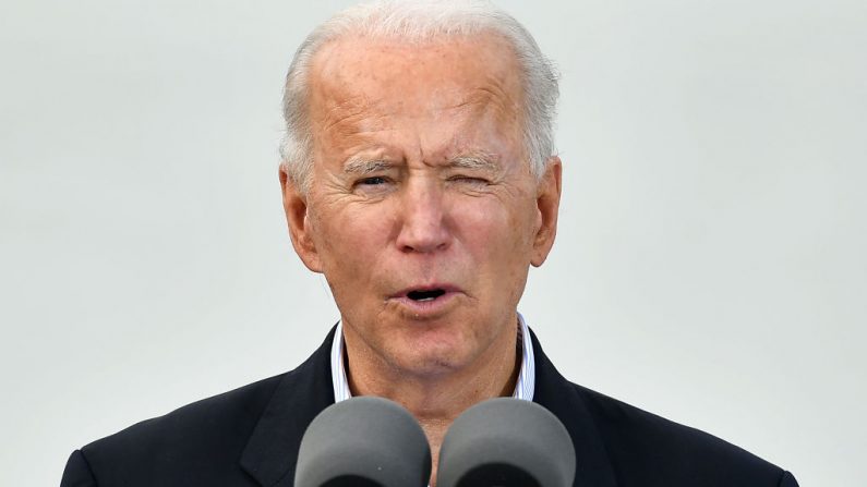 El presidente de Estados Unidos, Joe Biden, habla después de visitar una instalación de vacunación de la FEMA para la COVID-19 en el estadio NRG en Houston, Texas, el 26 de febrero de 2021. (Foto de Mandel Ngan/AFP vía Getty Images)