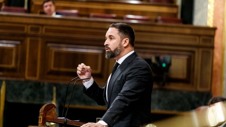  El líder de VOX, Santiago Abascal, habla durante el pleno en el parlamento para debatir sobre una extensión del estado de emergencia en medio del brote de coronavirus el 03 de junio de 2020 en Madrid, España. (Dani Duch- Pool/Getty Images)