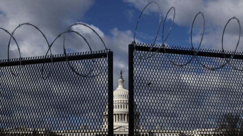Una cerca de acero de dos metros y medio de altura con alambre de púas en forma de espiral rodea el Capitolio de EE. UU. en Washington, el 29 de enero de 2021. (Chip Somodevilla/Getty Images)