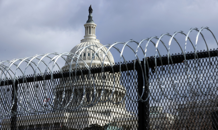 Una valla de acero de dos metros de altura, coronada con alambre de espino, rodea el Capitolio de Estados Unidos el 29 de enero de 2021. (Chip Somodevilla/Getty Images)