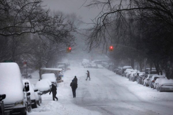 La gente camina a través de la nieve en Brooklyn el 1 de febrero de 2021 en la ciudad de Nueva York (EE.UU.). (Foto de Spencer Platt / Getty Images)
