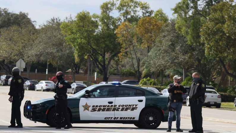 La operación "Takedown" que policías encubiertos del condado de Hillsborough, en la costa oeste de Florida, puseron en marcha para combatir el delito de tráfico de personas dejó un saldo de 79 personas arrestadas, informó este jueves 15 de abril de 2021 la oficina del alguacil. (Joe Raedle / Getty Images)