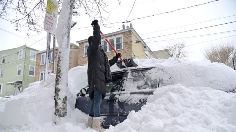 Una mujer saca su coche de la nieve con una pala el 2 de febrero de 2021 en Guttenberg, Nueva Jersey (EE.UU.). (Foto de Michael Loccisano / Getty Images)