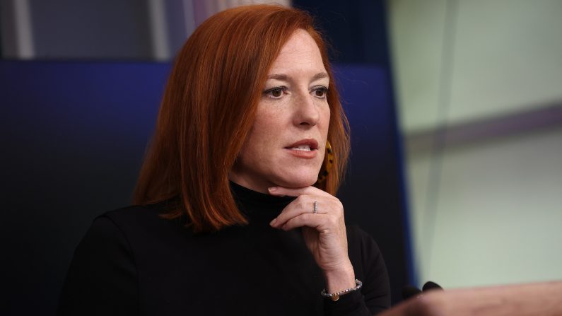 La secretaria de Prensa de la Casa Blanca, Jen Psaki, habla con los reporteros durante una conferencia de prensa en la Sala de Prensa Brady de la Casa Blanca el 3 de febrero de 2021 en Washington, DC. (Chip Somodevilla/Getty Images)