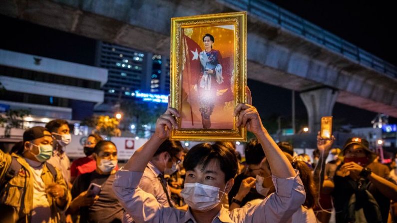 Un manifestante anti-golpe sostiene un retrato de Aung San Suu Kyi frente a la embajada de Birmania el 4 de febrero de 2021 en Bangkok, Tailandia. (Foto de Lauren DeCicca / Getty Images)