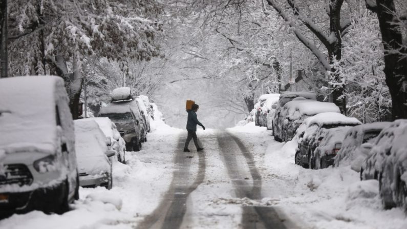 La gente camina por la calle durante una tormenta de nieve el 7 de febrero de 2021 en la ciudad de Nueva York (EE.UU.). (Foto de Spencer Platt/Getty Images)