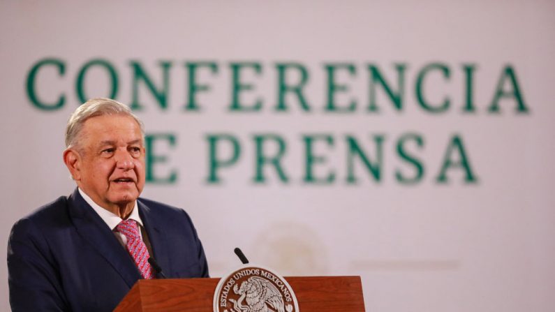 El presidente Andrés Manuel López Obrador habla durante una conferencia de prensa en el Palacio Nacional el 8 de febrero de 2021 en la Ciudad de México. (Manuel Velasquez/Getty Images)