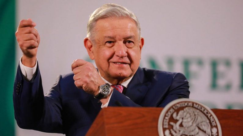 El presidente de México Andrés Manuel López Obrador habla durante una sesión informativa matutina en el Palacio Nacional el 8 de febrero de 2021 en la Ciudad de México, México. (Manuel Velasquez / Getty Images)