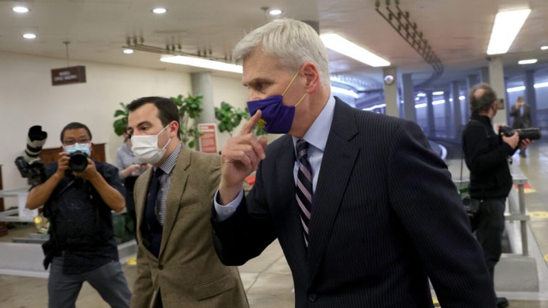 El senador Bill Cassidy (R-La.) regresa después de una pausa para cenar durante el segundo día del segundo juicio de impeachment del expresidente Donald Trump en Washington el 10 de febrero de 2021. (Win McNamee/Getty Images)
