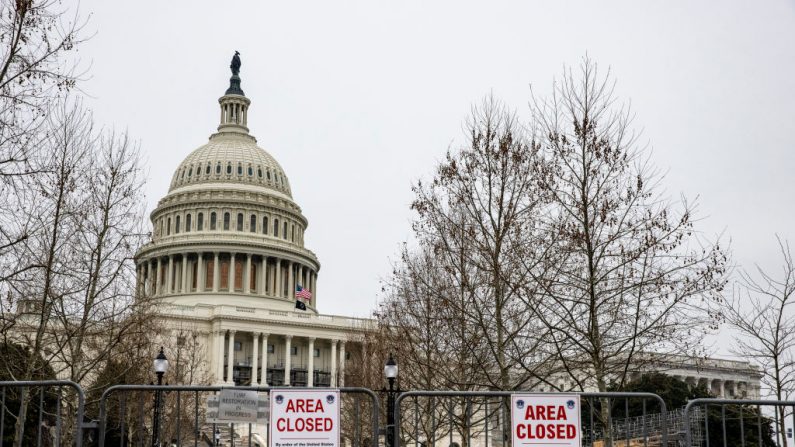 Miembros de la Guardia Nacional patrullan el Capitolio de Estados Unidos el 13 de febrero de 2021 en Washington, DC. (Tasos Katopodis/Getty Images)