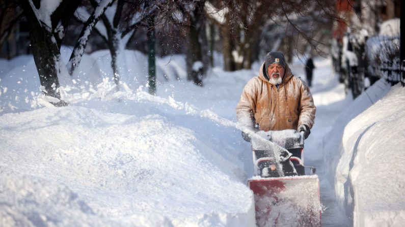 Un residente despeja la nieve de una acera el 16 de febrero de 2021 en Chicago, Illinois (EE.UU.). (Foto de Scott Olson / Getty Images)