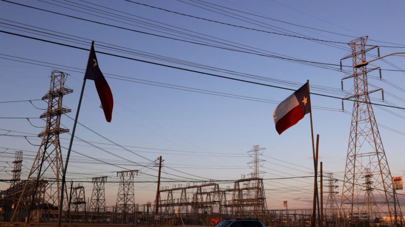 Banderas de Texas ondean cerca de una subestación eléctrica el 21 de febrero de 2021 en Houston, Texas. (Justin Sullivan/Getty Images)