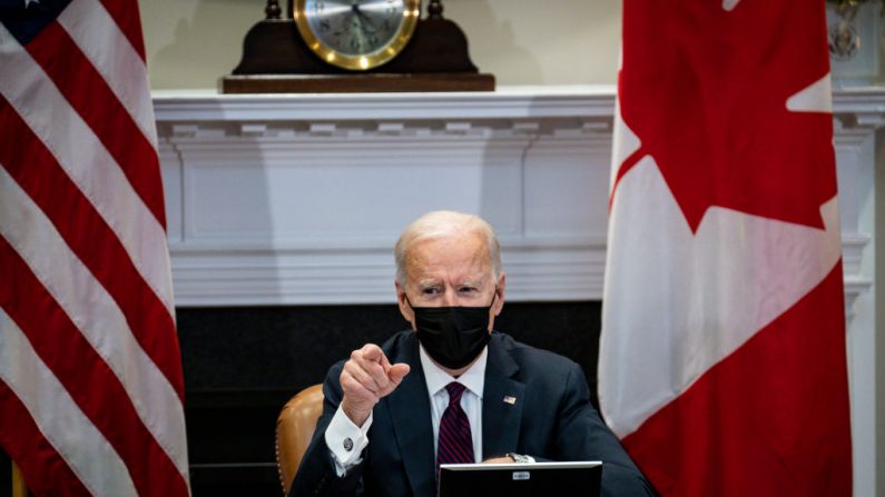 El presidente estadounidense Joe Biden participa en una reunión bilateral virtual con el primer ministro Justin Trudeau de Canadá en la Sala Roosevelt de la Casa Blanca el 23 de febrero de 2021 en Washington, DC. (Pete Marovich/Pool/Getty Images)