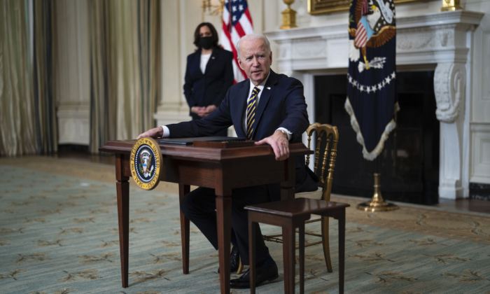 El presidente de EE.UU., Joe Biden, firma una Orden Ejecutiva sobre la economía en el Comedor de Estado con la presencia de la vicepresidenta Kamala Harris el 24 de febrero de 2021. (Doug Mills/The New York Times/Getty Images)