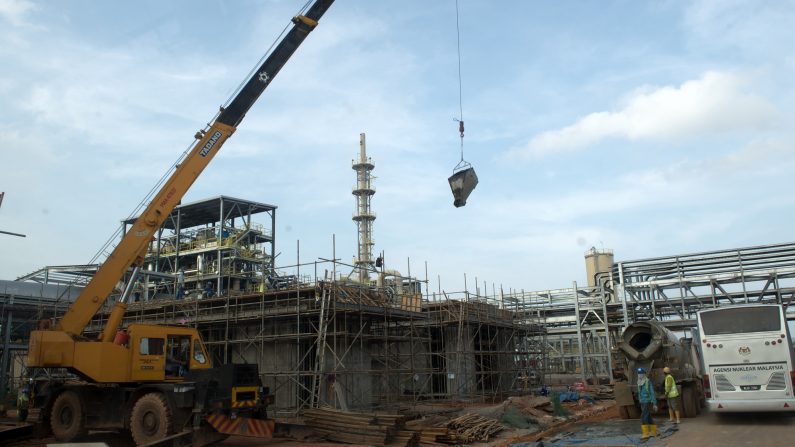 Los trabajadores en una planta Lynas en construcción en Gebeng, a unos 270 kilómetros al este de Kuala Lumpur el 19 de abril de 2012. (SAEED KHAN / AFP a través de Getty Images)