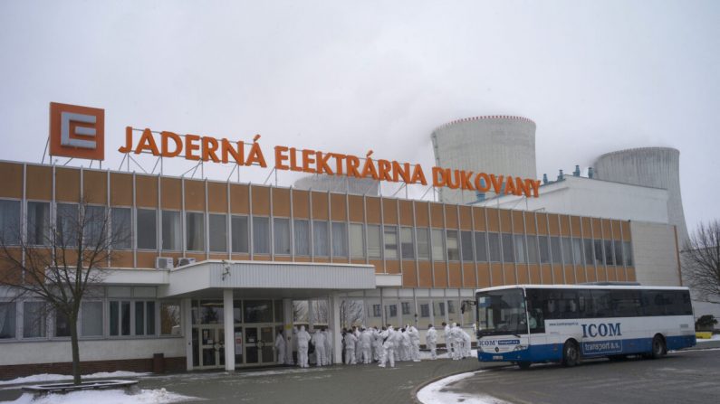 Trabajadores de la central nuclear de Dukovany vestidos con trajes de protección contra la radiación son fotografiados frente a la central nuclear de Dukovany, a 50 km de la ciudad de Brno durante un ejercicio de accidente nuclear el 26 de marzo de 2013. (MICHAL CIZEK/AFP vía Getty Images)
