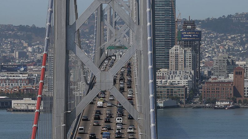 El tránsito se mueve a través del tramo occidental del puente de la bahía de San Francisco-Oakland el 1 de julio de 2013. (Justin Sullivan/Getty Images)

