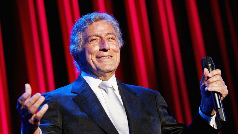 El cantante Tony Bennett actúa en el escenario en una velada con Larry King y sus amigos en beneficio de la Fundación Cardíaca Larry King el 23 de abril de 2004 en el Regent Beverly Wilshire Hotel, en Beverly Hills, California (EE.UU.). (Foto de Kevin Winter / Getty Images)