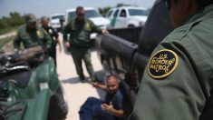 Más de 100 inmigrantes ilegales escapan de camiones refrigerados en Texas, dicen funcionarios