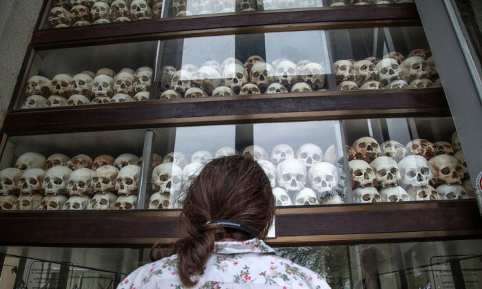 Una joven camboyana mira estanterías con miles de cráneos de personas asesinadas durante el régimen de Pol Pot, en Phnom Penh, Camboya, el 6 de agosto de 2014. (Omar Havana/Getty Images)