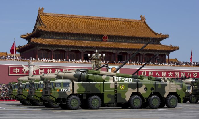 Vehículos militares chinos, que transportan misiles balísticos antibuque DF-21D, pasan por la Plaza de Tiananmen durante un desfile militar en Beijing, China, el 3 de septiembre de 2015. (Andy Wong/Pool/Getty Images)