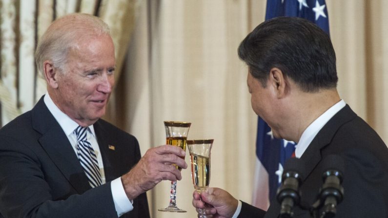 El entonces vicepresidente Joe Biden y el líder chino Xi Jinping brindan durante un almuerzo de Estado para China ofrecido por el secretario de Estado estadounidense John Kerry en el Departamento de Estado en Washington el 25 de septiembre de 2015. (Paul J. Richards/AFP vía Getty Images)
