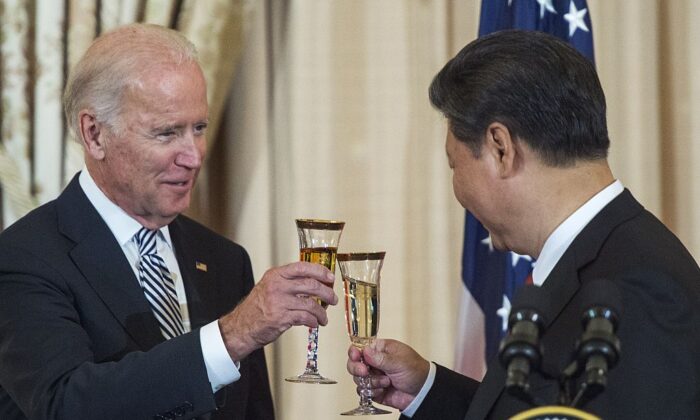 El presidente estadounidense Joe Biden (en ese entonces vicepresidente) y el líder chino Xi Jinping brindan durante un almuerzo de Estado para China ofrecido por el secretario de Estado estadounidense John Kerry en Washington el 25 de septiembre de 2015. (Paul J. Richards/AFP vía Getty Images)