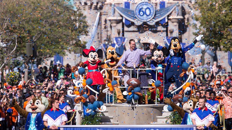 En esta fotografía proporcionada por Disney Parks, en honor a la victoria de los Denver Broncos en el Super Bowl 50, Disneyland Resort saludó al mariscal de campo Peyton Manning con un desfile de campeones por Main Street, EE. UU. En Disneyland Park en Anaheim., California, el lunes 8 de febrero de 2016. (Foto de Paul Hiffmeyer / Disneyland Resort a través de Getty Images)