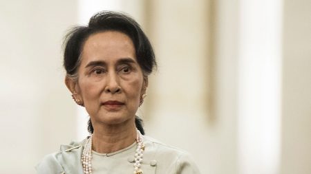 La junta birmana saca a Aung San Suu Kyi de prisión ante un posible arresto domiciliario