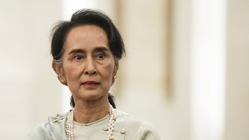 La depuesta líder de Birmania, Aung San Suu Kyi, foto tomada en el Gran Palacio del Pueblo en Beijing, China, el 18 de agosto de 2016. (Fred Dufour/AFP vía Getty Images)