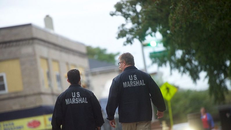 Los U.S. Marshals fuera del Martin Luther King, Jr. Federal Courthouse, en Newark, Nueva Jersey. (Mark Makela/Getty Images)