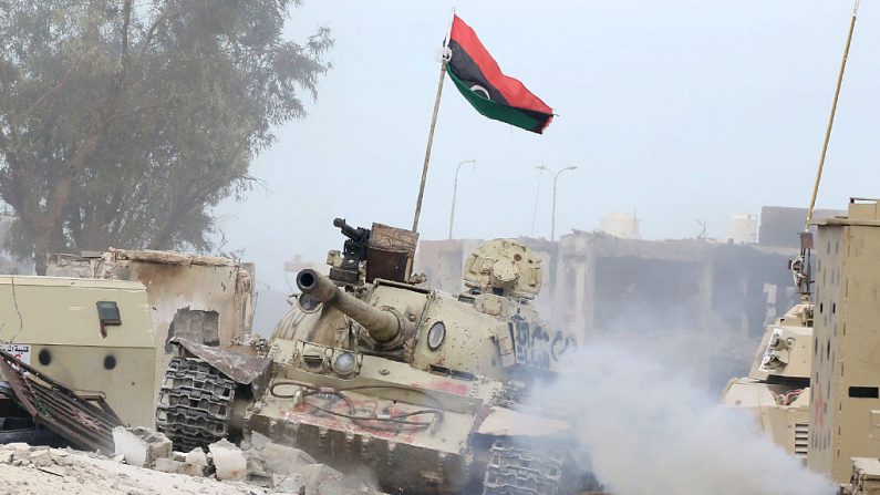 Un tanque T-54 perteneciente a las fuerzas leales al Gobierno de Acuerdo Nacional de Libia (GNA) toma posición en el distrito de Al-Giza Al-Bahriya de Sirte el 21 de noviembre de 2016, durante los enfrentamientos con yihadistas del grupo ISIS para retomar el control de la Ciudad costera mediterránea. (Foto de Mahmud Turkia / AFP a través de Getty Images)