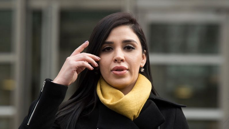 La esposa de "El Chapo", Emma Coronel Aispuro, sale de la Corte Federal de Estados Unidos en Brooklyn luego de una audiencia en el caso de Joaquín "El Chapo" Guzmán el 3 de febrero de 2017 en Nueva York (EE.UU.). (DON EMMERT / AFP a través de Getty Images)