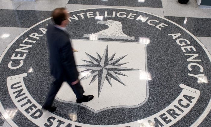  Un hombre cruza el sello de la Agencia Central de Inteligencia (CIA) en el vestíbulo de la sede de la CIA en Langley, Virginia. Imagen de Archivo. (Saul Loeb/AFP/Getty Images)