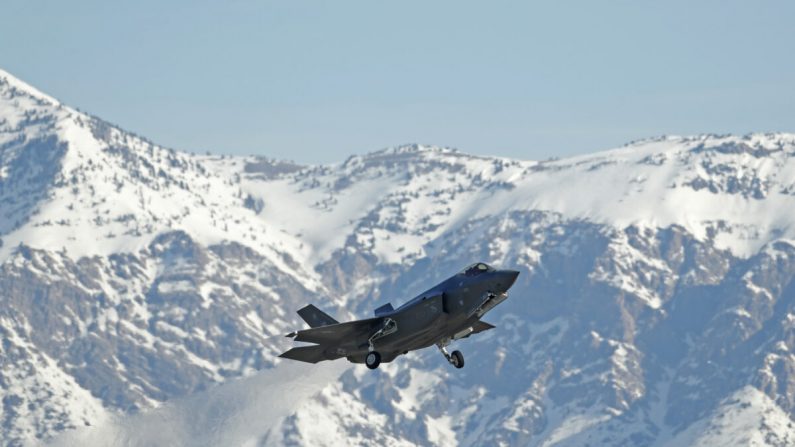 Un avión de combate F-35 despega para una misión de entrenamiento en la Base de la Fuerza Aérea de Hill en Ogden, Utah, el 15 de marzo de 2017. (George Frey/Getty Images)
