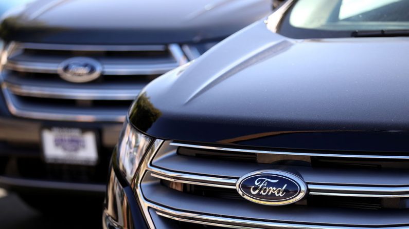 El logotipo de Ford se muestra en un nuevo automóvil Ford en el lote de ventas en un concesionario Ford el 29 de marzo de 2017 en Colma, California (EE.UU.). (Foto de Justin Sullivan / Getty Images)