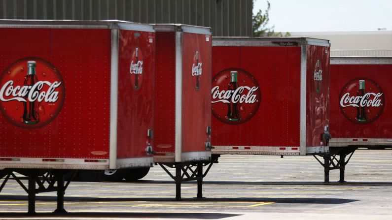 Los camiones de Coca Cola se ven en un centro de distribución, el 25 de abril de 2017, en Hollywood, Florida. (Foto de Joe Raedle/Getty Images)