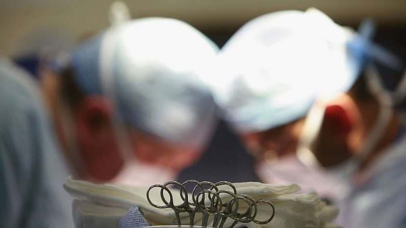 En la imagen, los cirujanos realizan una operación. (Foto de Christopher Furlong / Getty Images)