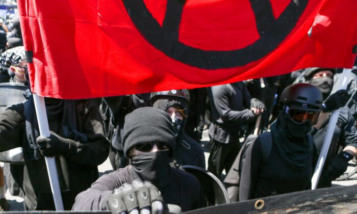 Extremistas de Antifa en Berkeley, California, el 27 de agosto de 2017. (Amy Osborne/AFP a través de Getty Images)