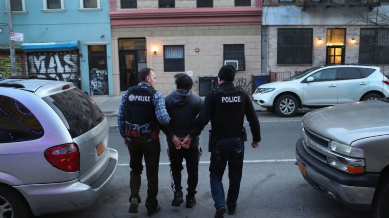 El Servicio de Inmigración y Control de Aduanas de EE. UU.  (ICE), oficiales arrestan a un inmigrante mexicano indocumentado durante una redada en el barrio de Bushwick en Brooklyn, el 11 de abril de 2018, en la ciudad de Nueva York. (Foto de John Moore/Getty Images)