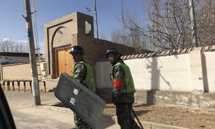 La policía patrulla un pueblo de la prefectura de Hotan, en la región china de Xinjiang, el 17 de febrero de 2018. (Ben Dooley/AFP vía Getty Images)
