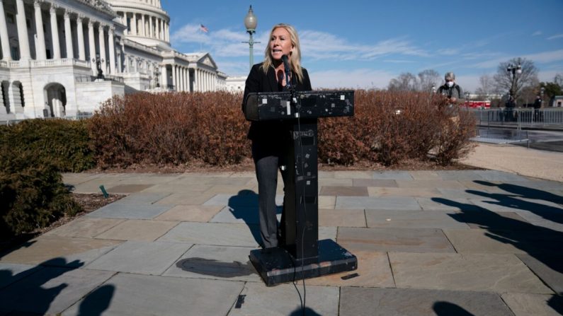 La representante Marjorie Taylor Greene, republicana de Georgia, habla durante una conferencia de prensa en el Capitolio el 5 de febrero de 2021 en Washington. (ALEX EDELMAN/AFP vía Getty Images)
