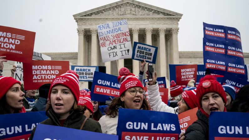 Los defensores de la seguridad de armas de fuego se reúnen frente a la Corte Suprema de los Estados Unidos en Washington, el 2 de diciembre de 2019. (Drew Angerer/Getty Images)