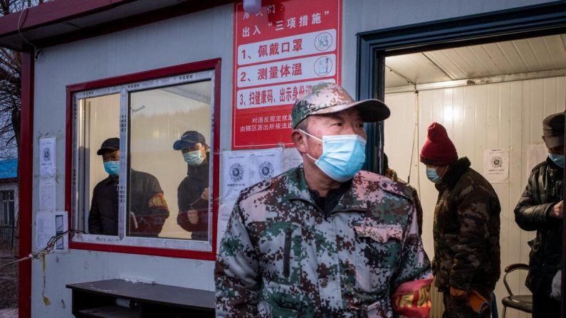 Un funcionario vigila en un puesto de control en la ciudad fronteriza de Suifenhe, en la provincia nororiental china de Heilongjiang, el 21 de abril de 2020. (STR/AFP vía Getty Images)
