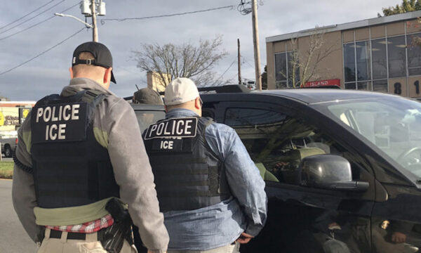 Agentes del ICE detienen a personas con condenas penales anteriores que van desde el abuso sexual hasta la violación, en Long Island, Nueva York, el 4 de noviembre de 2019. (ICE)
