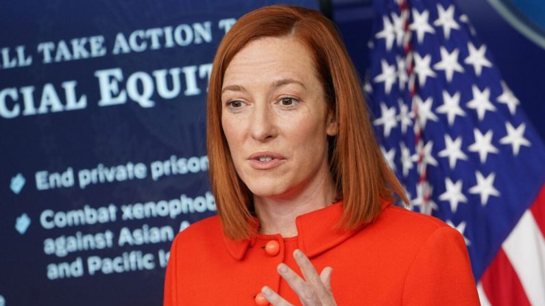 La secretaria de prensa de la Casa Blanca, Jen Psaki, habla durante la sesión informativa diaria en la Sala de Información Brady de la Casa Blanca en Washington, el 26 de enero de 2021. (Mandel Ngan / AFP/Getty Images)