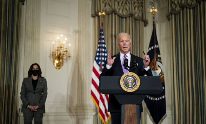 El presidente Joe Biden habla sobre su agenda de equidad racial en el Comedor Estatal de la Casa Blanca, el 26 de enero de 2021. (Doug Mills-Pool/Getty Images).
