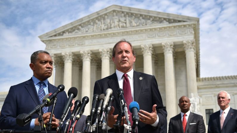 El fiscal general de Texas, Ken Paxton, durante el lanzamiento de una investigación antimonopolio sobre grandes empresas de tecnología fuera de la Corte Suprema de Estados Unidos en Washington el 9 de septiembre de 2019. (Mandel Ngan/AFP a través de Getty Images)
